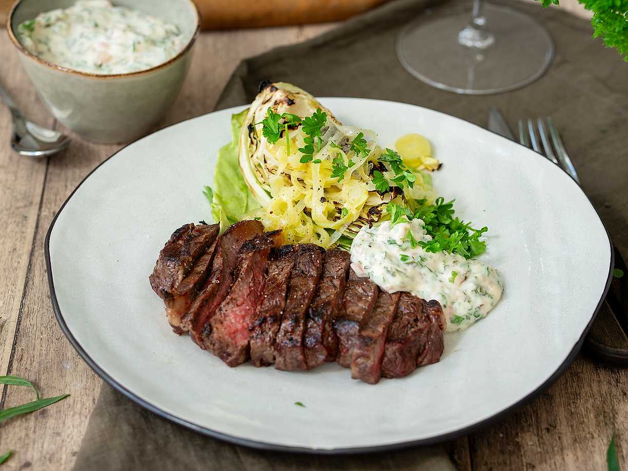 Grillad ryggbiff med spetskål och snabb bearnaise