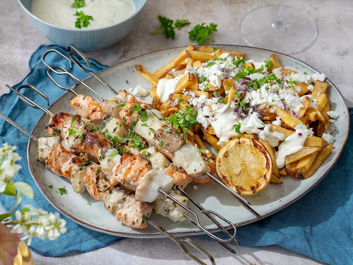 Grillade fiskspett med yoghurtaioli lyxiga fries