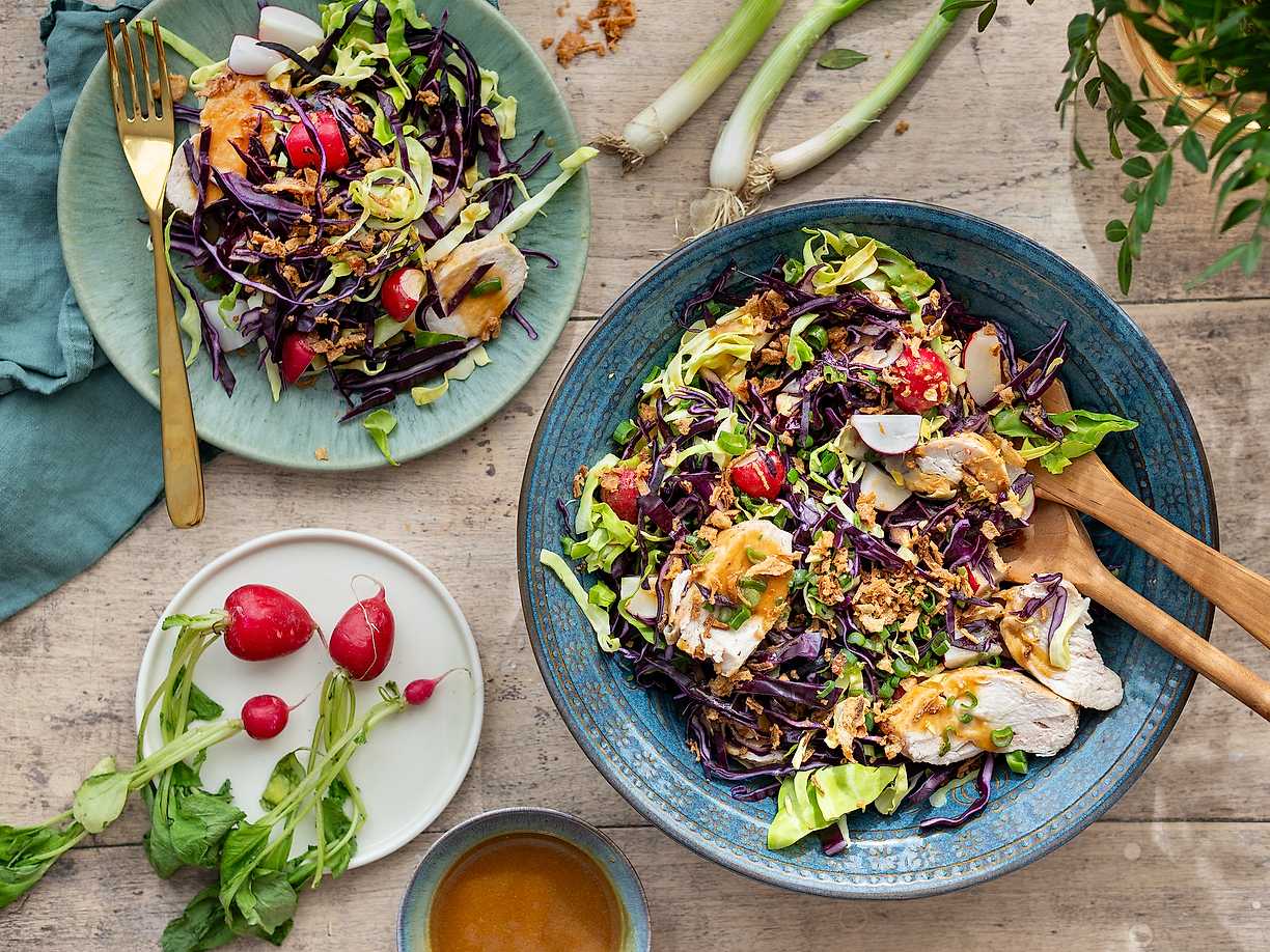Asiatisk kycklingsallad med brynt misosmördressing
