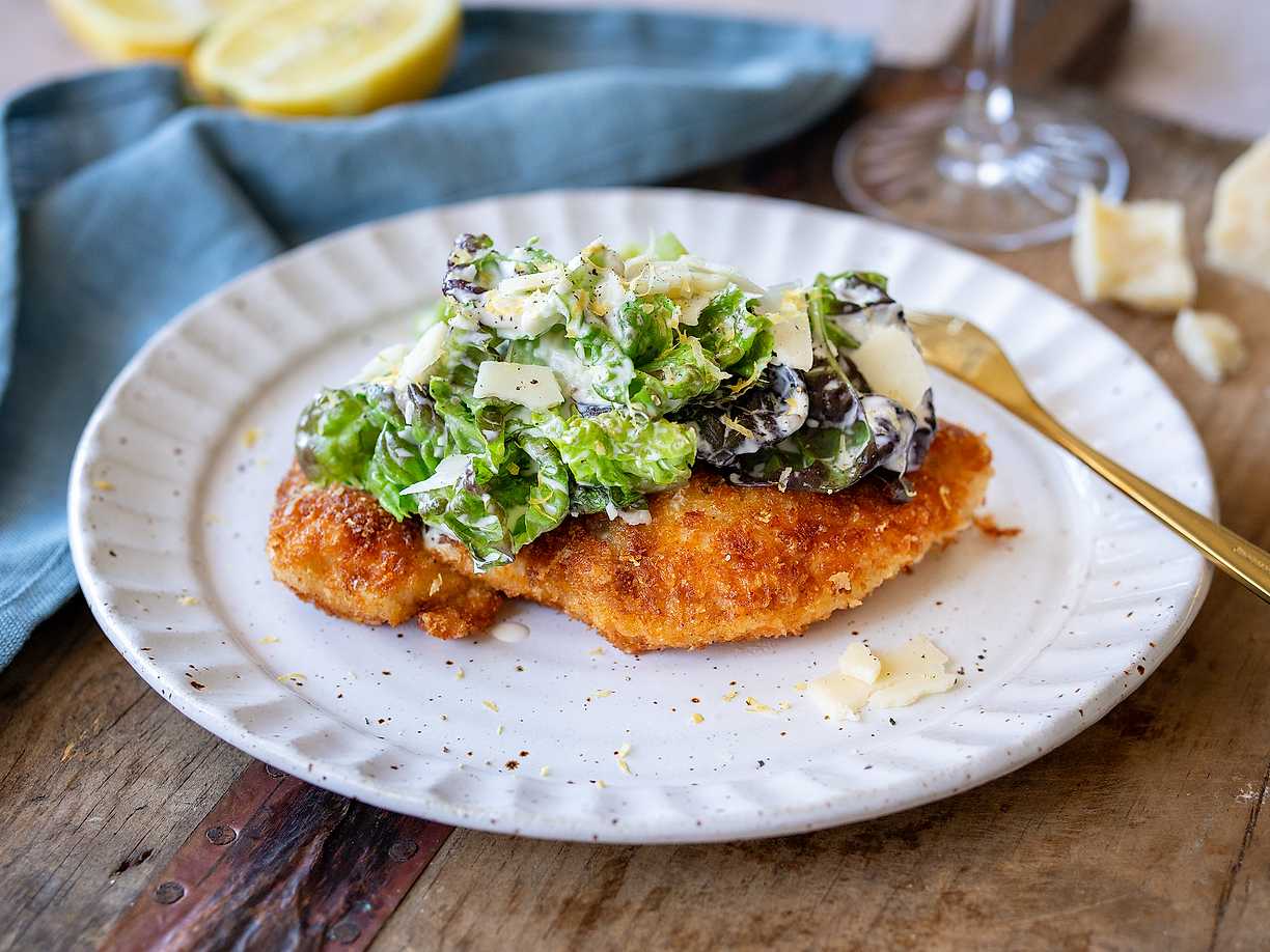Friterad kycklingschnitzel med caesardressad sallad
