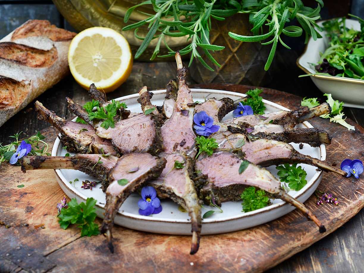 Grillade lammracks med örtolja