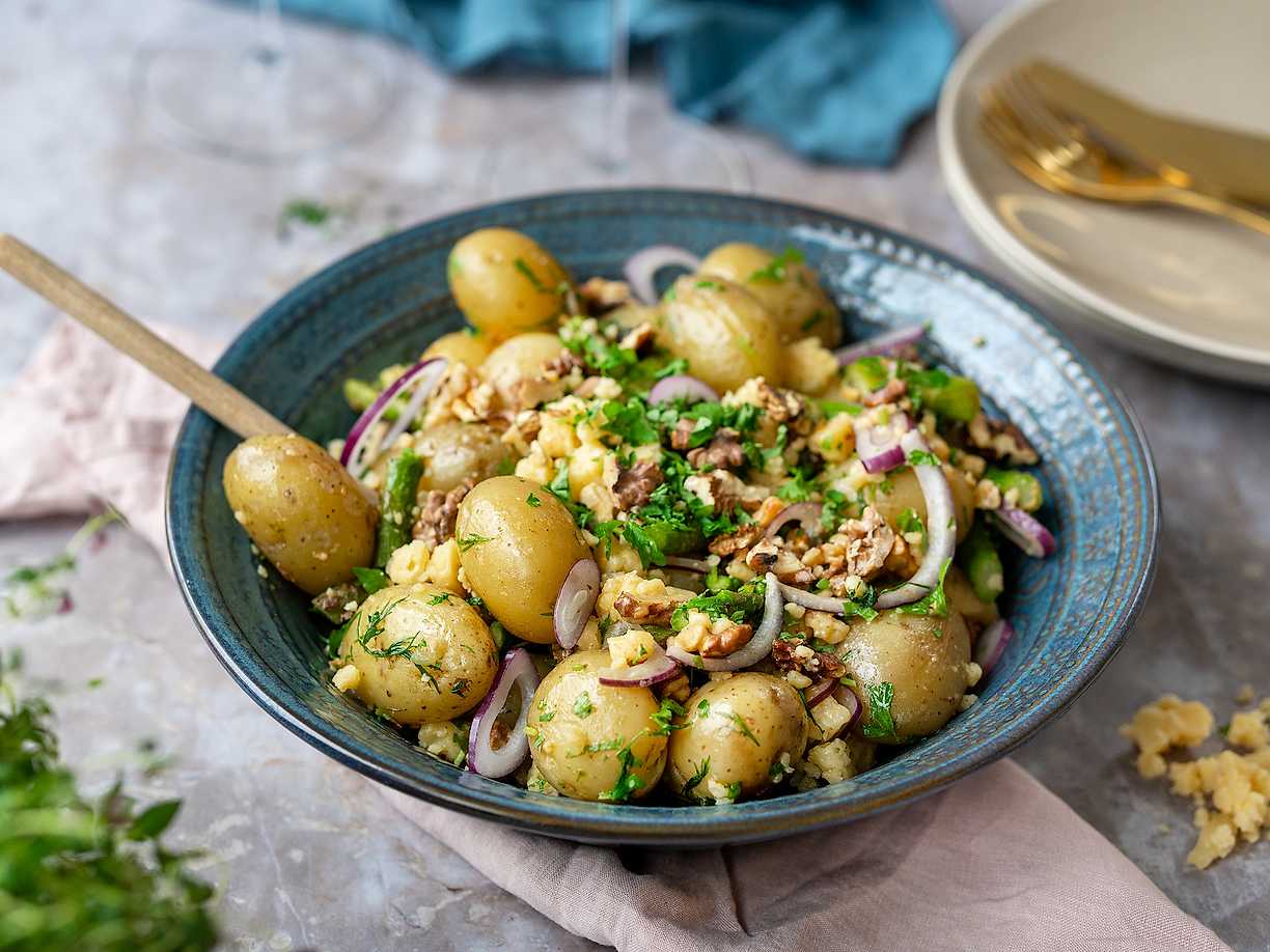 Potatissallad med sparris, västerbottensost och brynt citronsmör