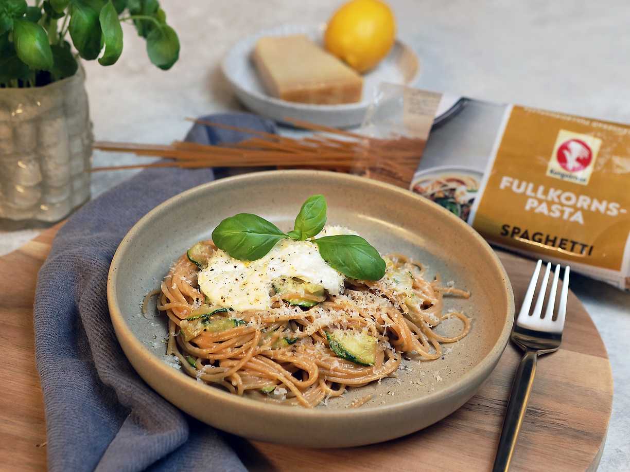 Enkel pasta med zucchini, burrata och brynt smör