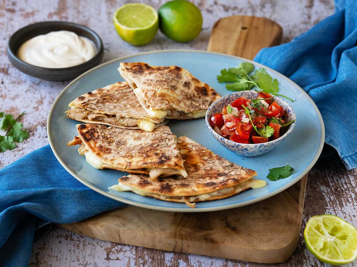 Enkla quesadillas med ost och grillad kyckling