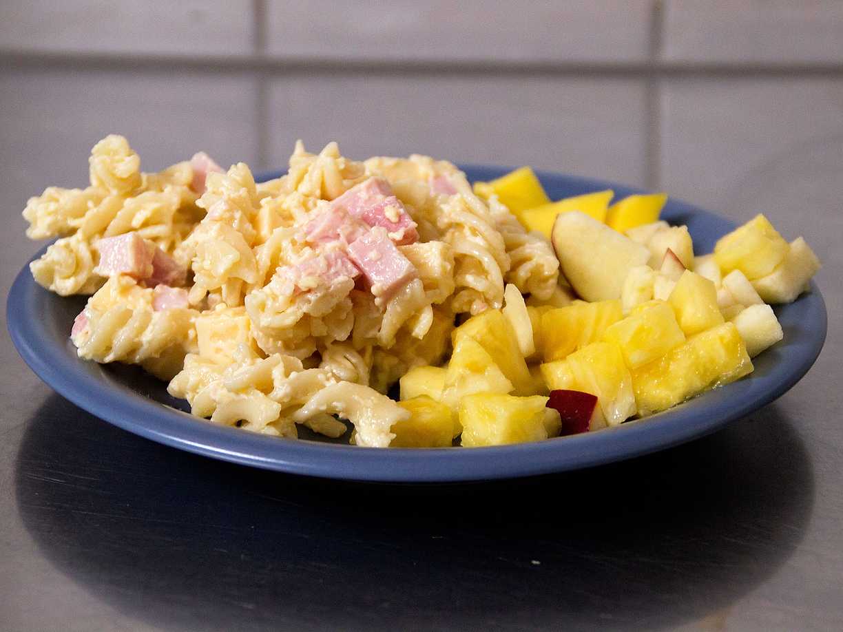 Ensalada fria - makaronsallad med rökt fläskkött och frukt | Kö