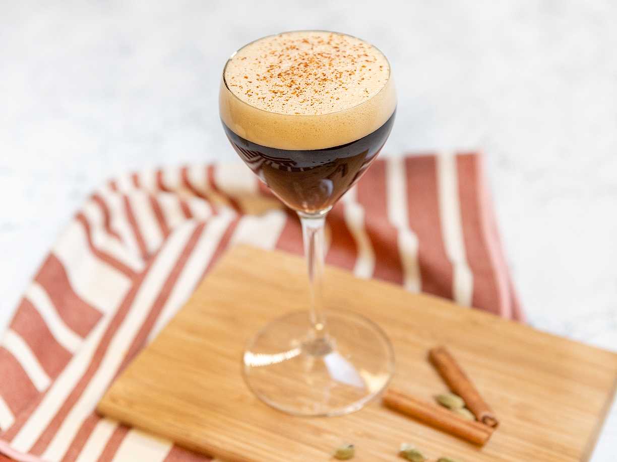 Espresso martini med kanel och kardemumma
