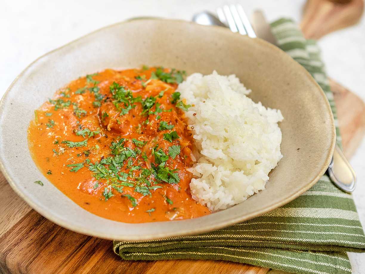 Falukorvsgryta med spetskål, tomat och kummin