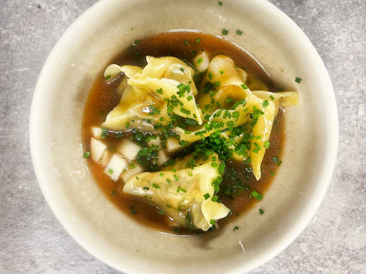 Får i kål- wontons med äpple i buljong
