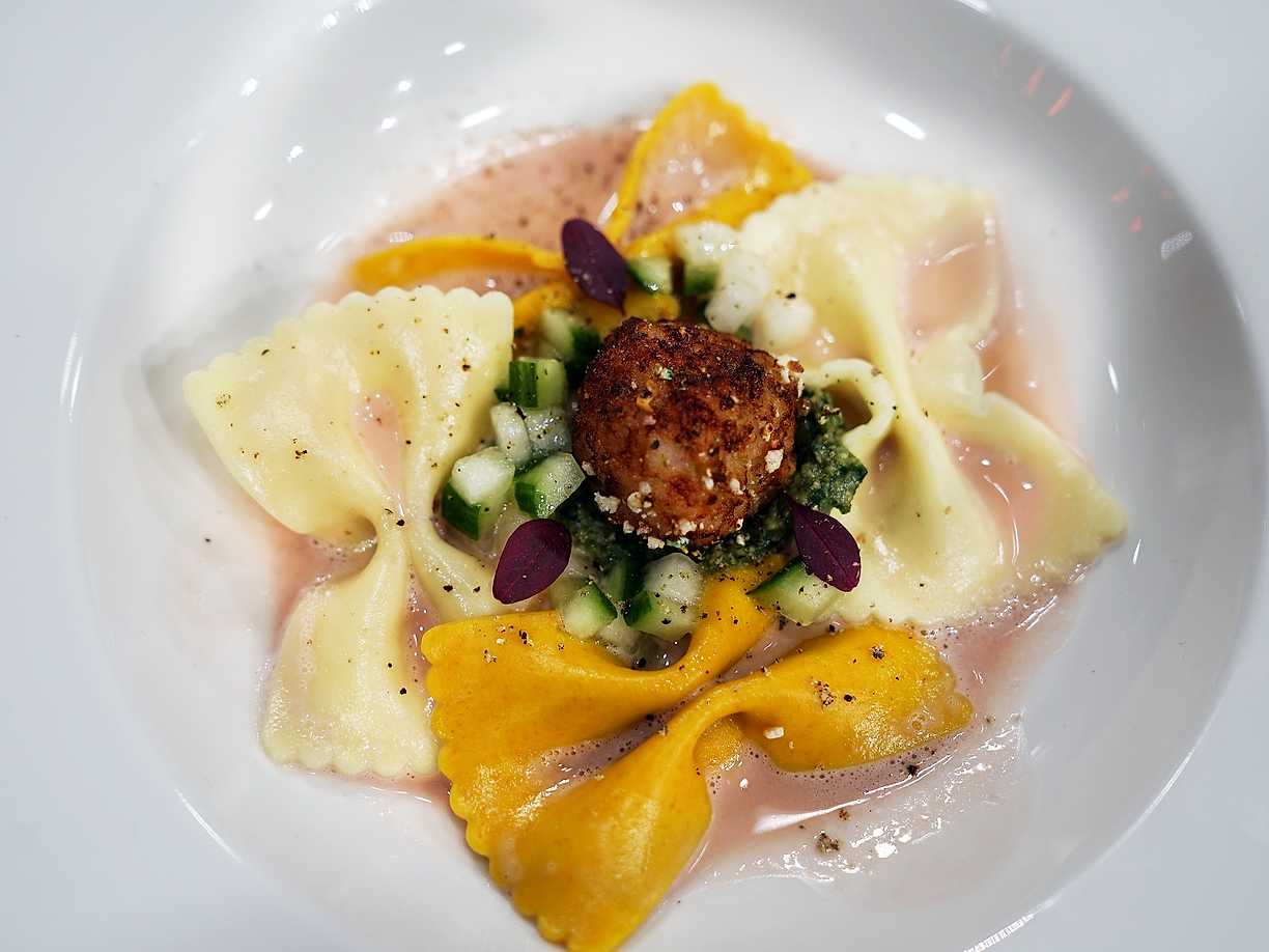 Farfalle med friterade fisk- och räkbollar, pesto med blomkål, skummig räksås och gurksallad