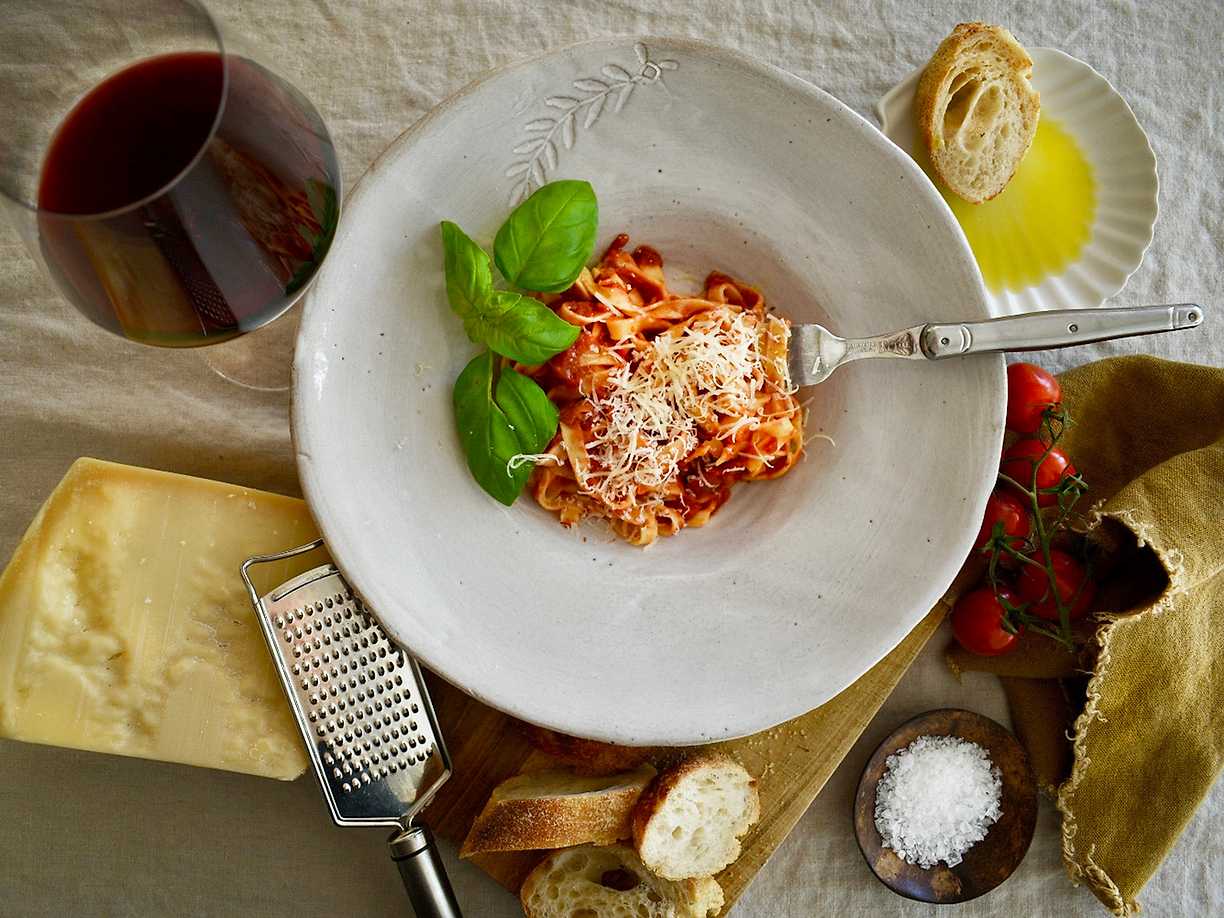 Färsk pasta med hemgjord tomatsås | Kö