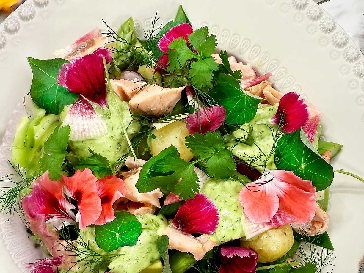 Färskpotatissallad med örtmajonnäs och varmrökt lax