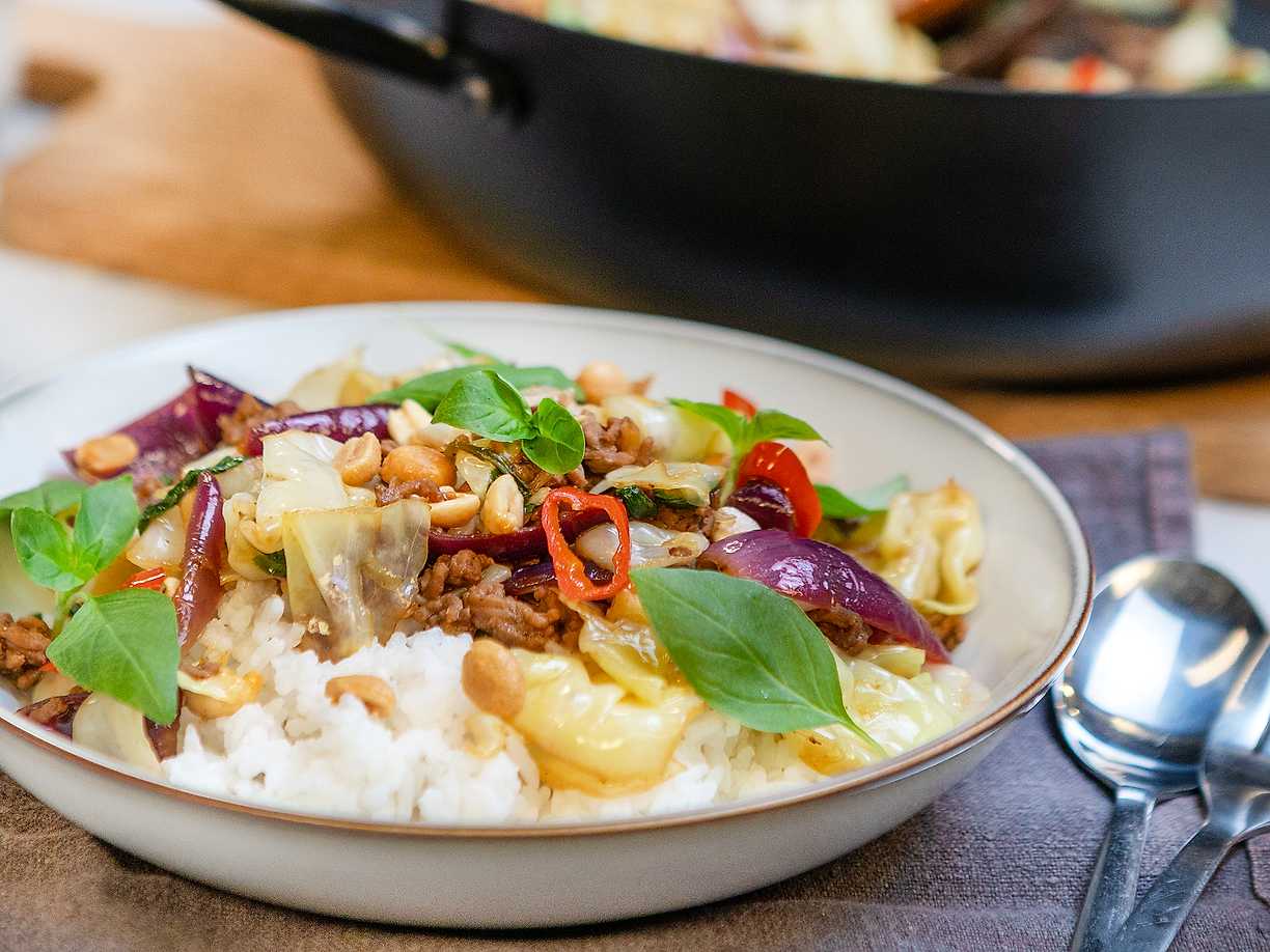 Färswok med kål och thaibasilika