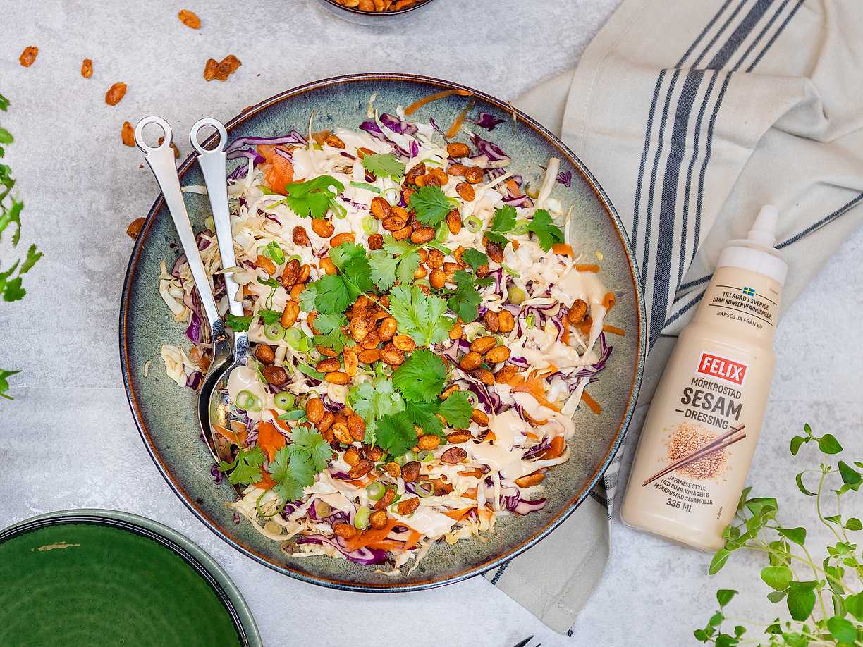 Asiatisk krispig kålsallad med chilirostade jordnötter