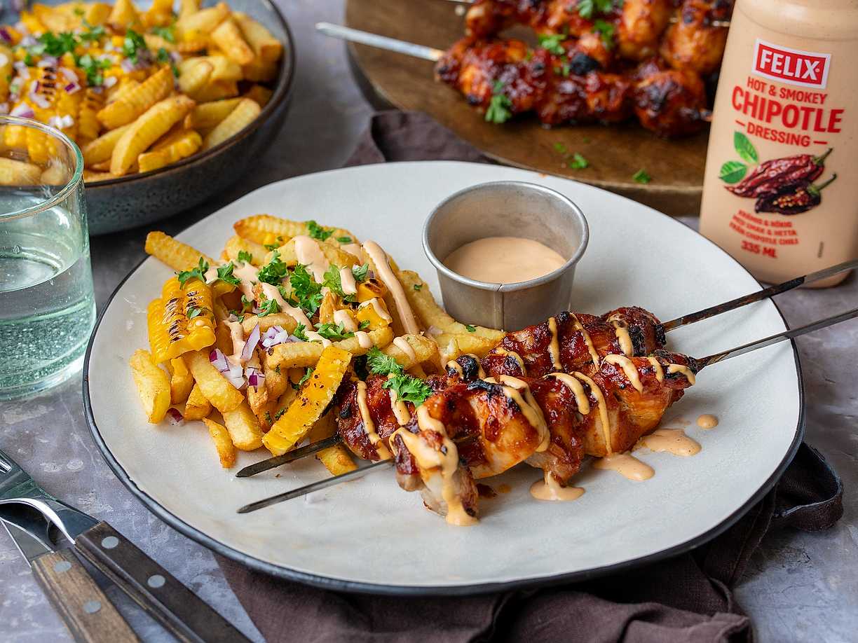Grillade kycklingspett med pommes och chipotledressing