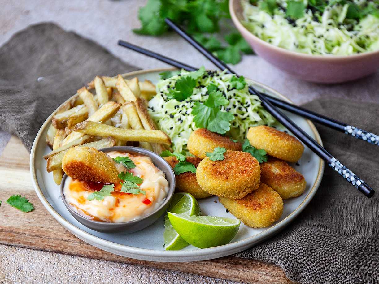 Krispiga nuggets med kålsallad och sweet chili majo
