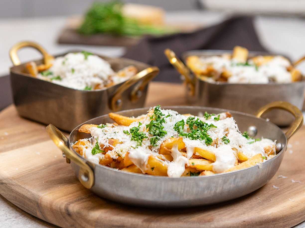 Krispiga pommes med vitlökssmör och tryffelmajo
