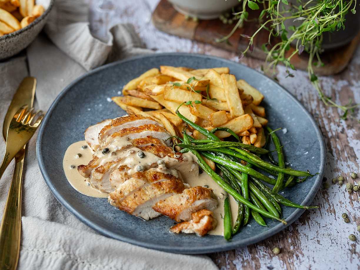 Kyckling med enkel grönpepparsås och krispiga pommes