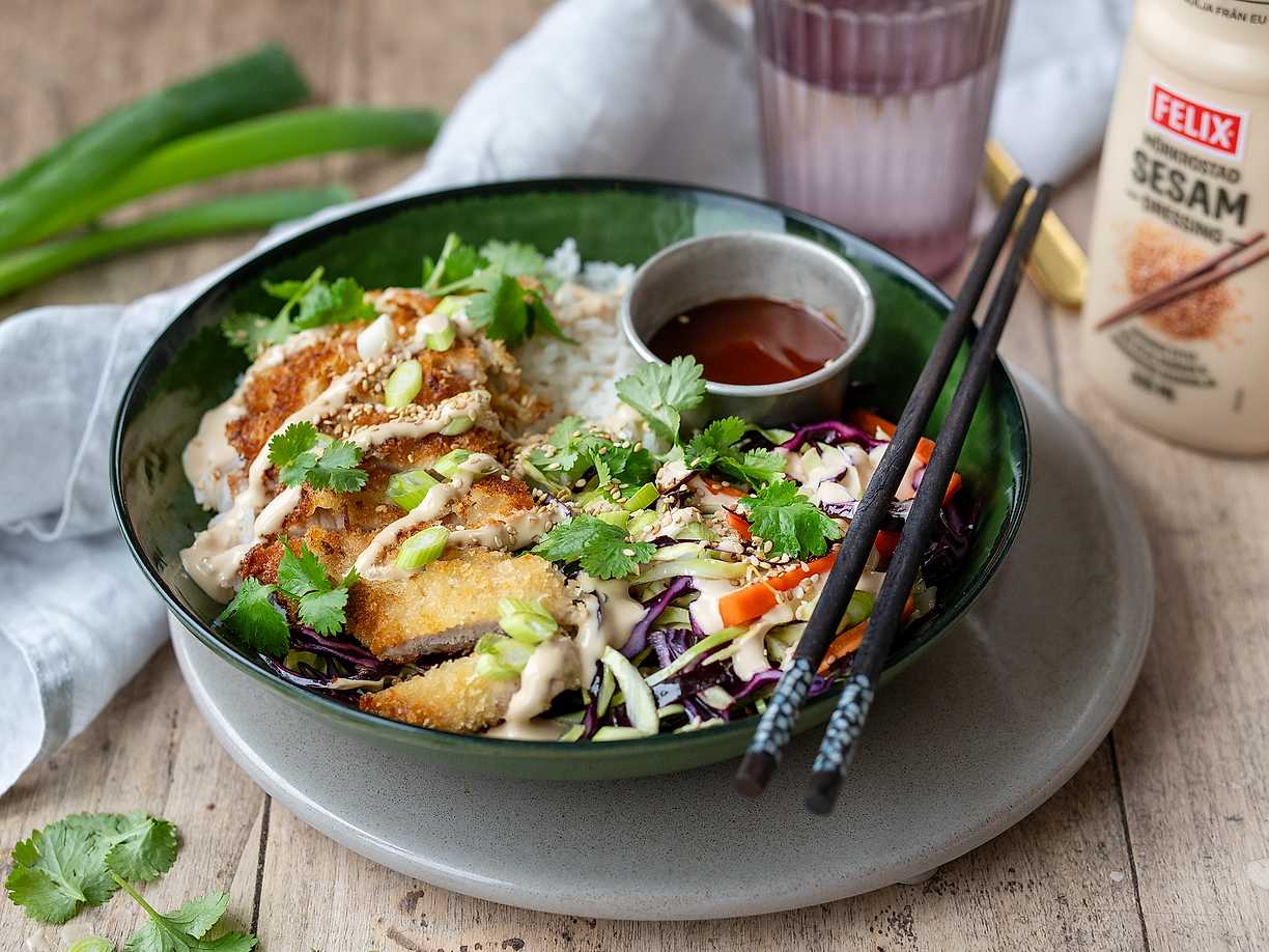 Risbowl med tonkatsu och sesamdressing