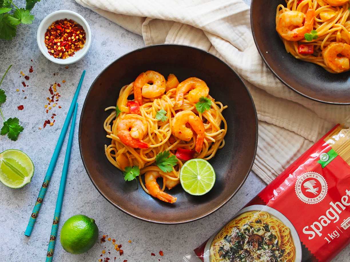 Festlig thaicurry med räkor och pasta | Kö