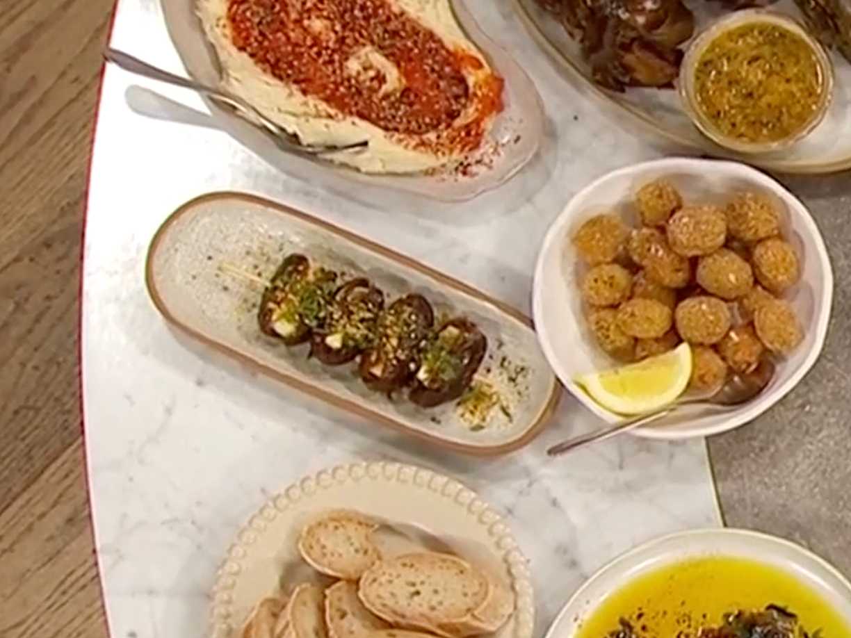 Fetafyllda grillade dadlar