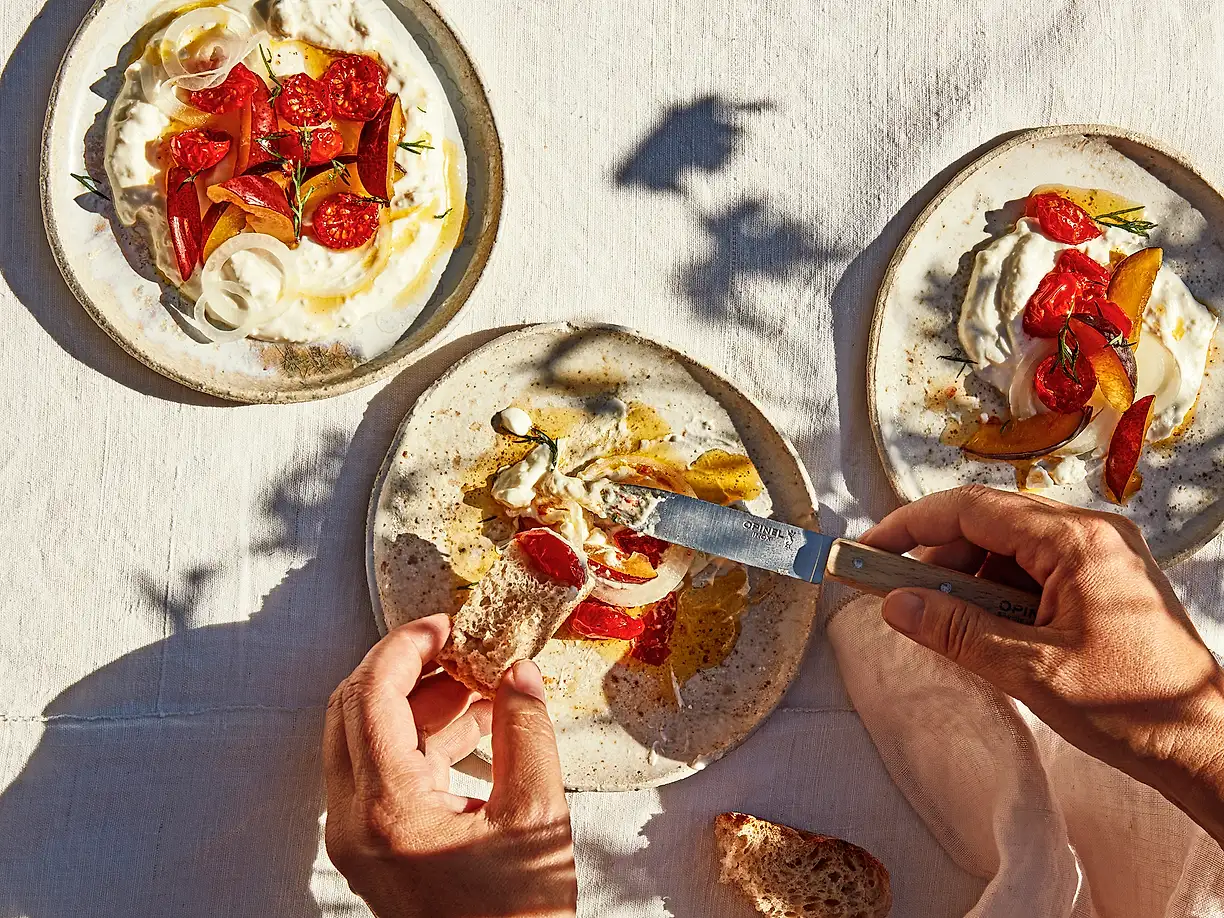 Fetaostdipp med plommon och tomat