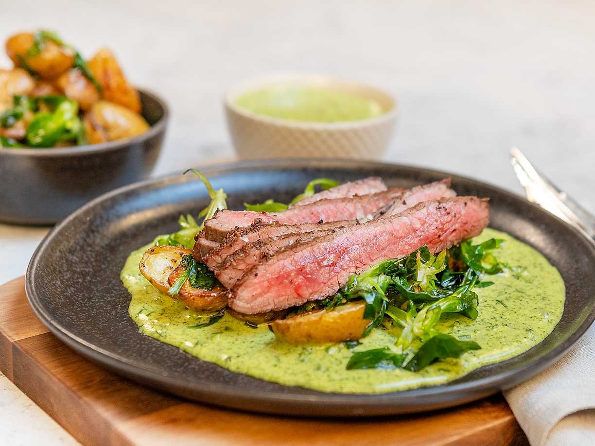 Flankstek med rostad potatis och ramslöksbearnaise