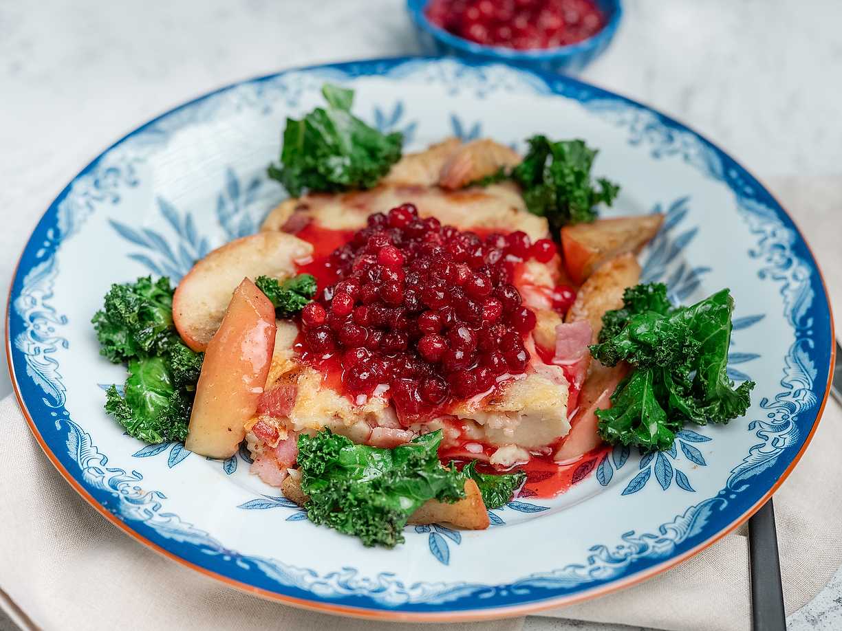 Fläskpannkaka med äpple och grönkål