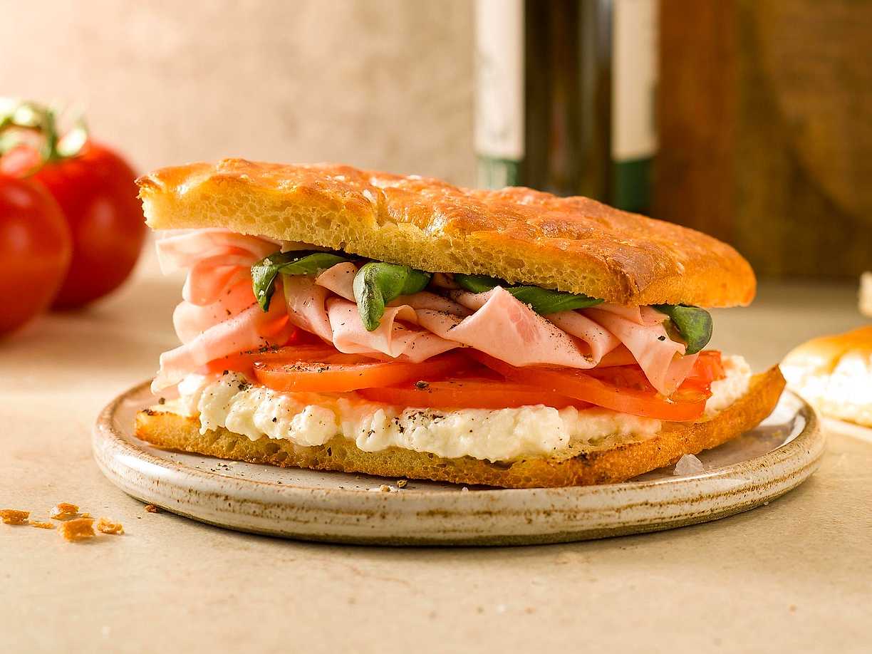 Foccaciamacka med creminokräm och mortadella