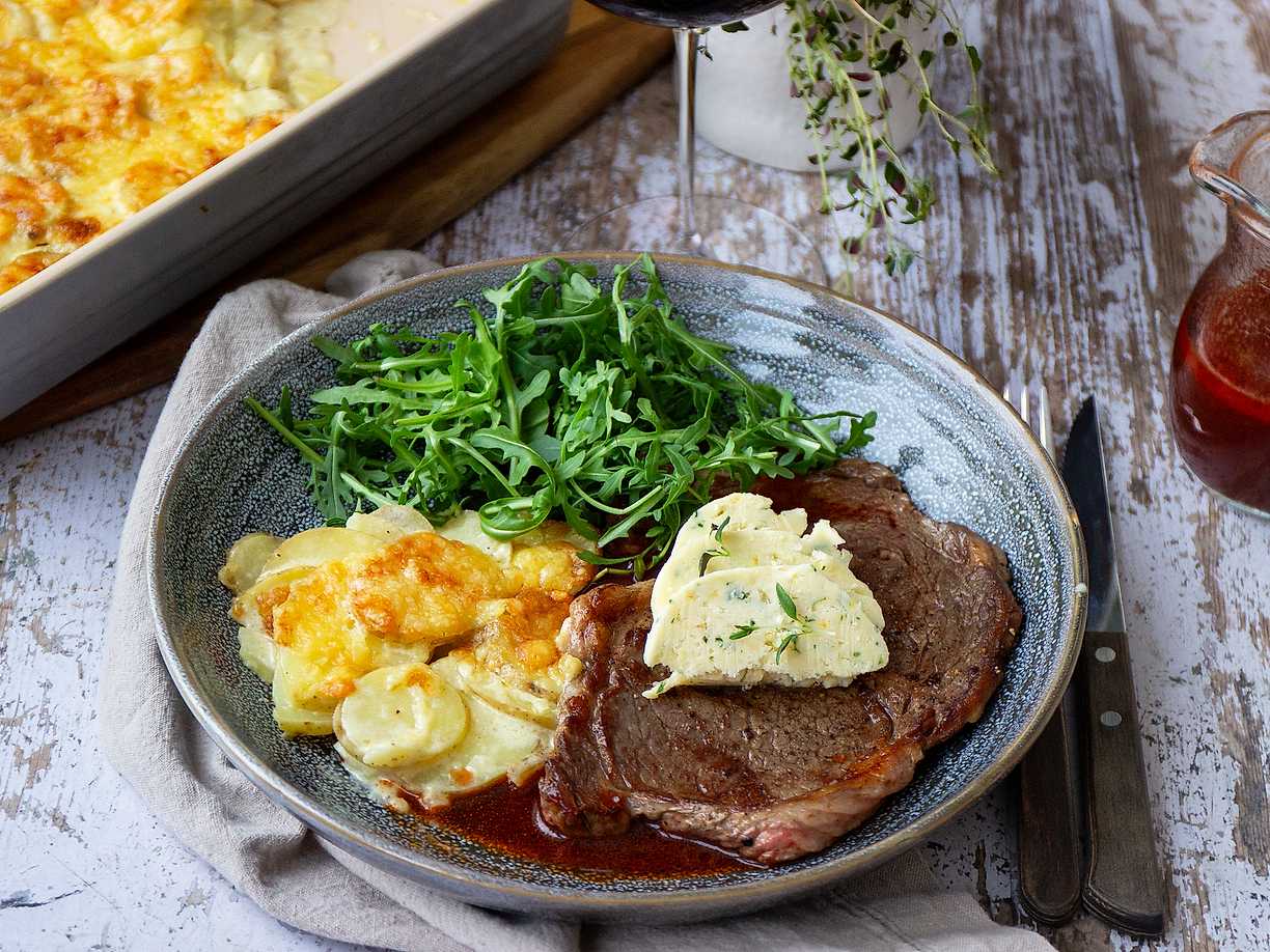 Entrecote med potatisgratäng, örtsmör och rödvinssås