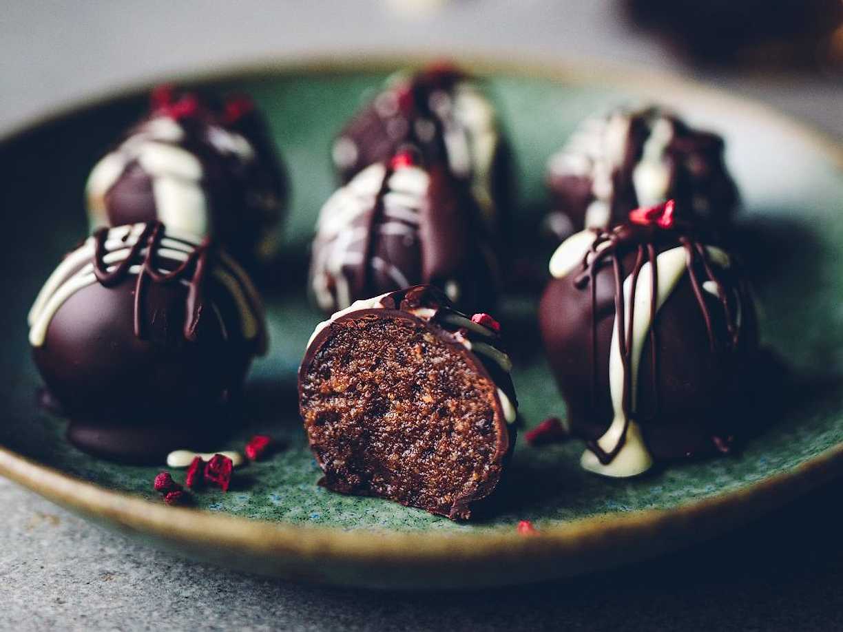 Chokladdoppade praliner med mörk rom