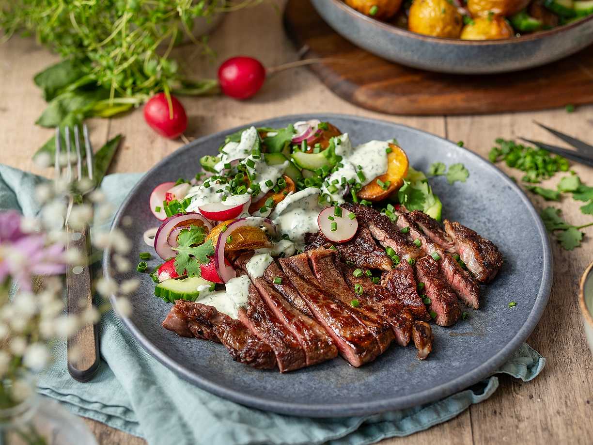 Entrecôte med rostad potatissallad och korianderkräm