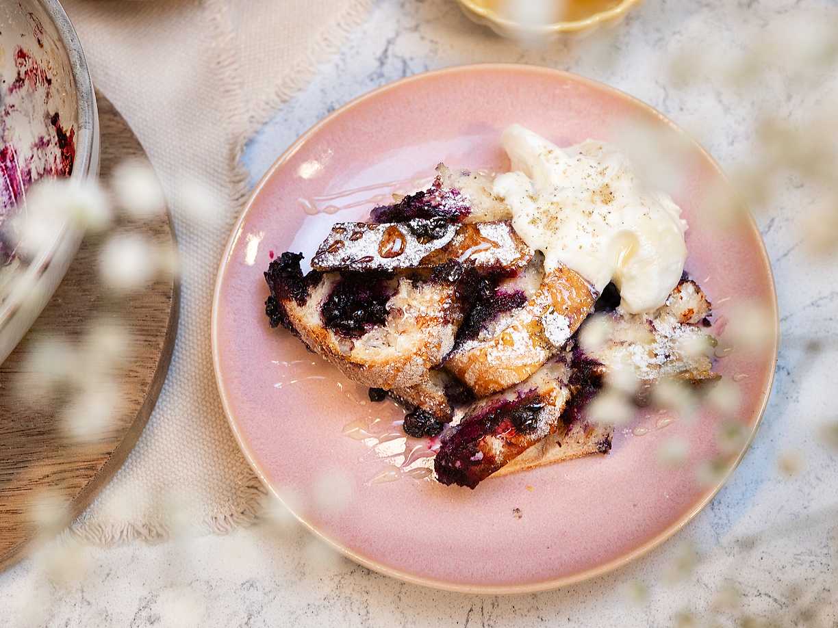 Fattiga riddare i ugn med blåbär och kardemumma