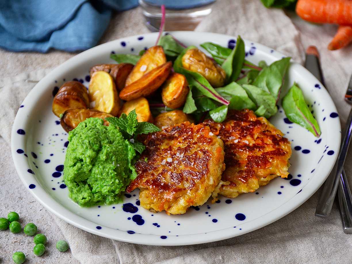 Grillost- och morotsbiffar med ärtkräm och potatisklyftor