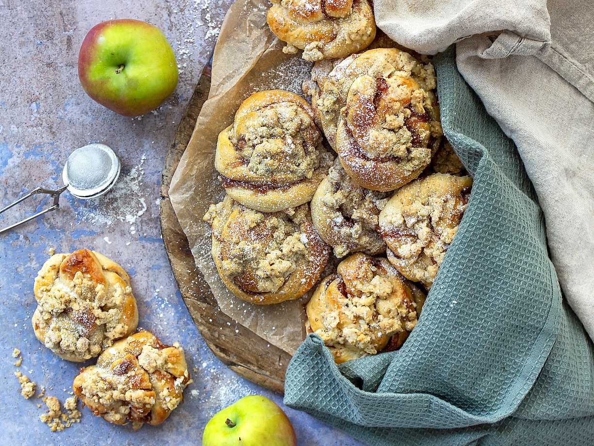 Kanelbullar med smuldeg och äppelfyllning