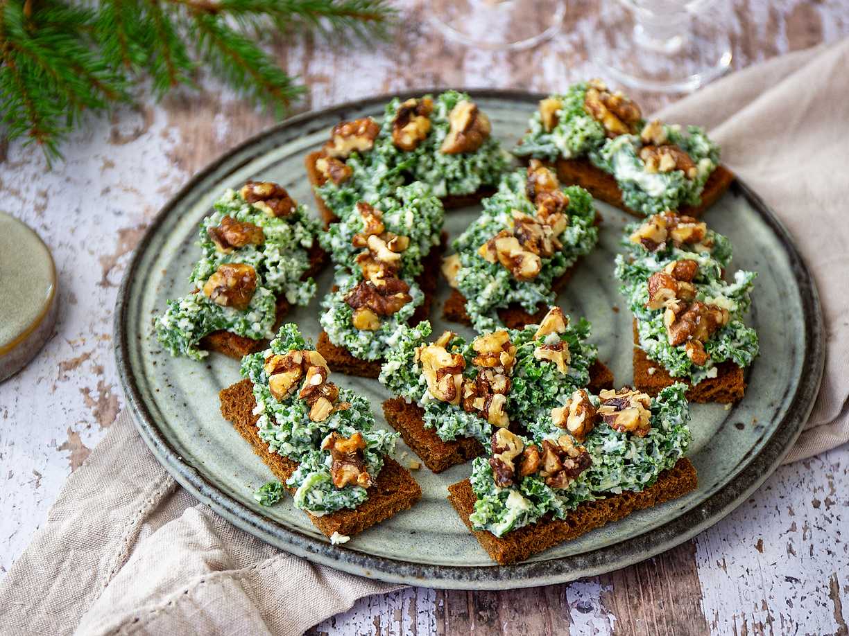 Kavringsnittar med grönkål, cheddar och valnötter