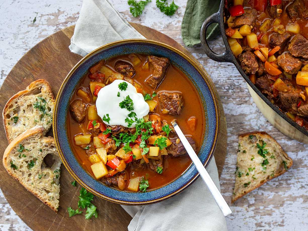 Klassisk gulaschsoppa med vitlöksbröd