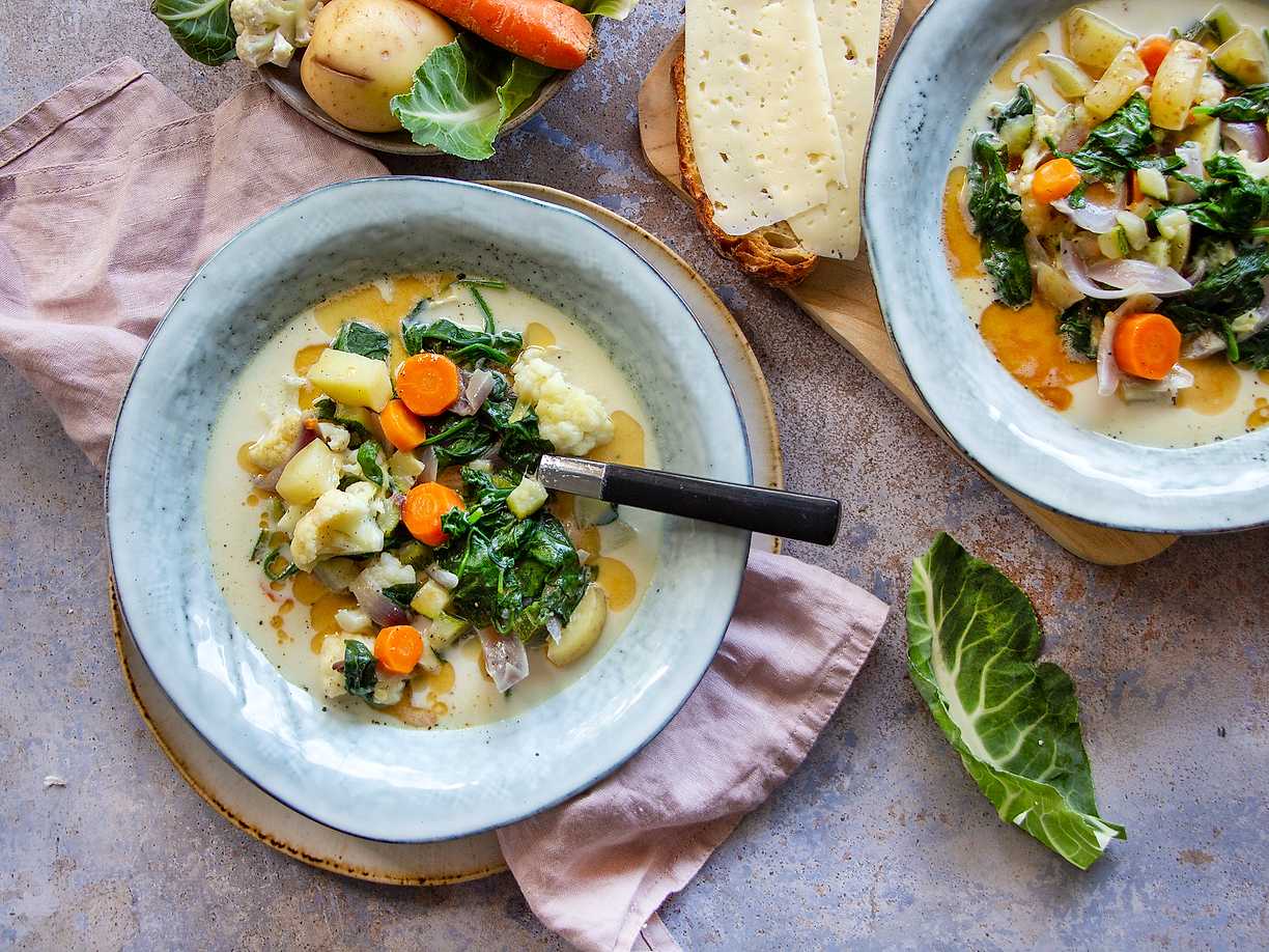 Krämig skördesoppa toppad med brynt smör