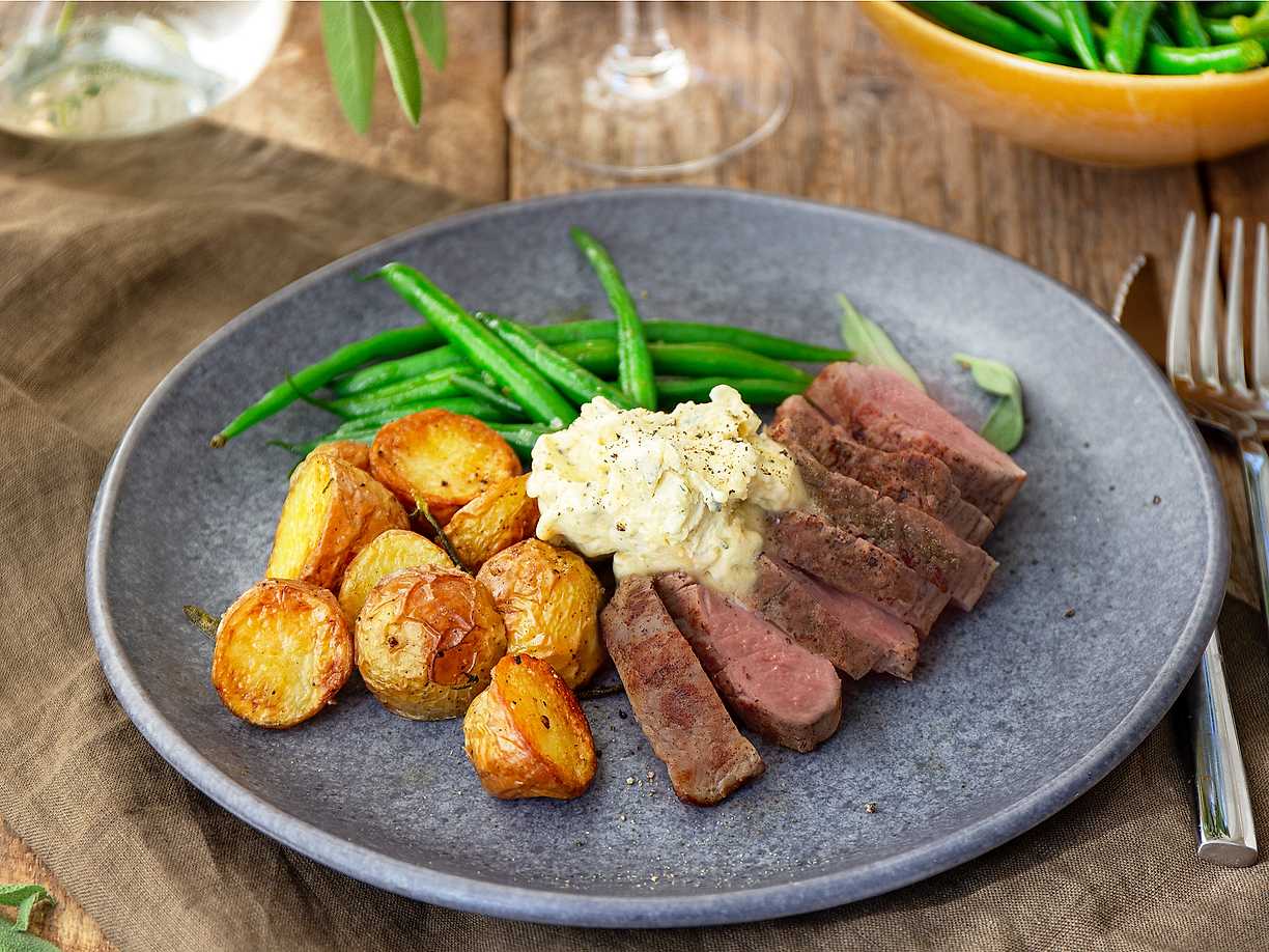 Lammfilé med vispat brynt salviasmör och potatishalvor