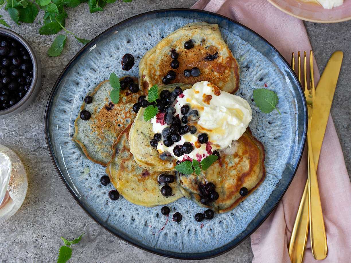 Lyxiga pannkakor med honungscrème, brynt smör och blåbär