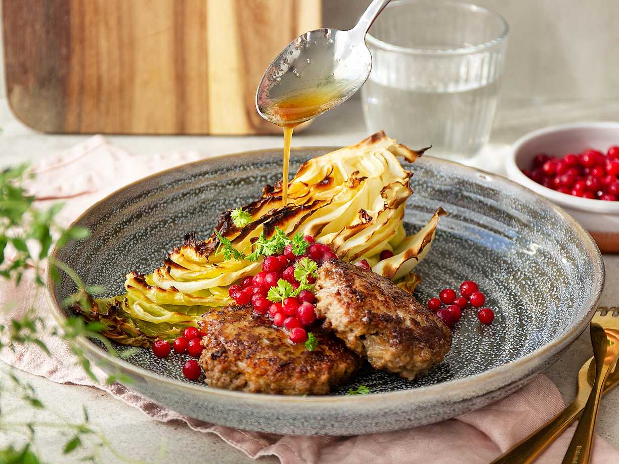 Pannbiffar med ugnsbakad spetskål, brynt smör och lingon