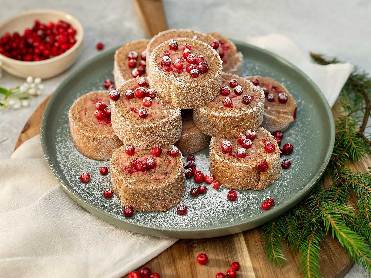 Pepparkaksrulltårta med lingonsmörkräm