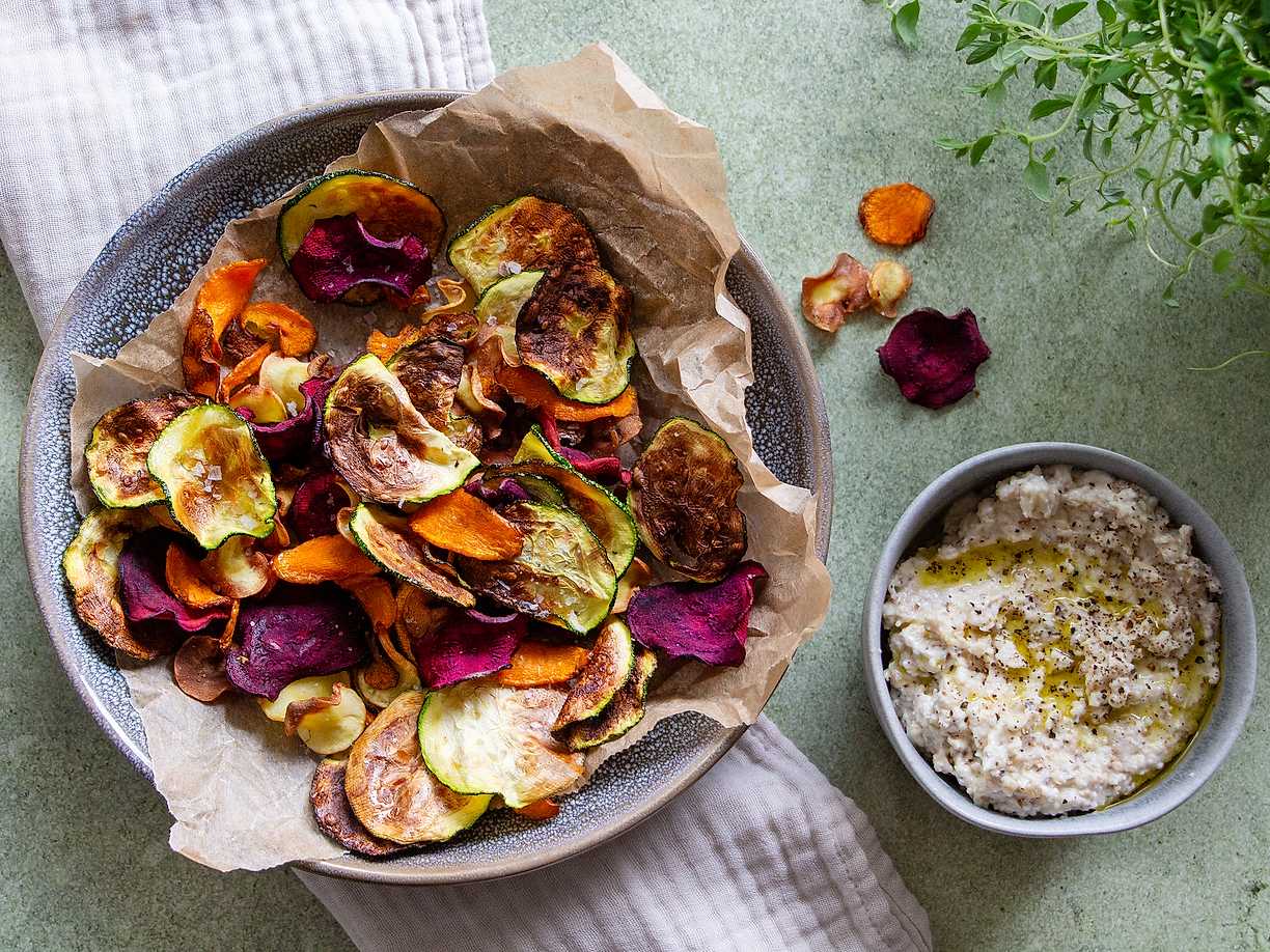 Rotfrukts- och zucchinichips med ostdipp