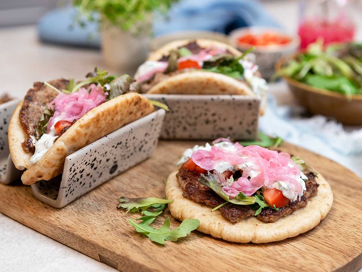Smashed pita med lammfärs och tzatziki