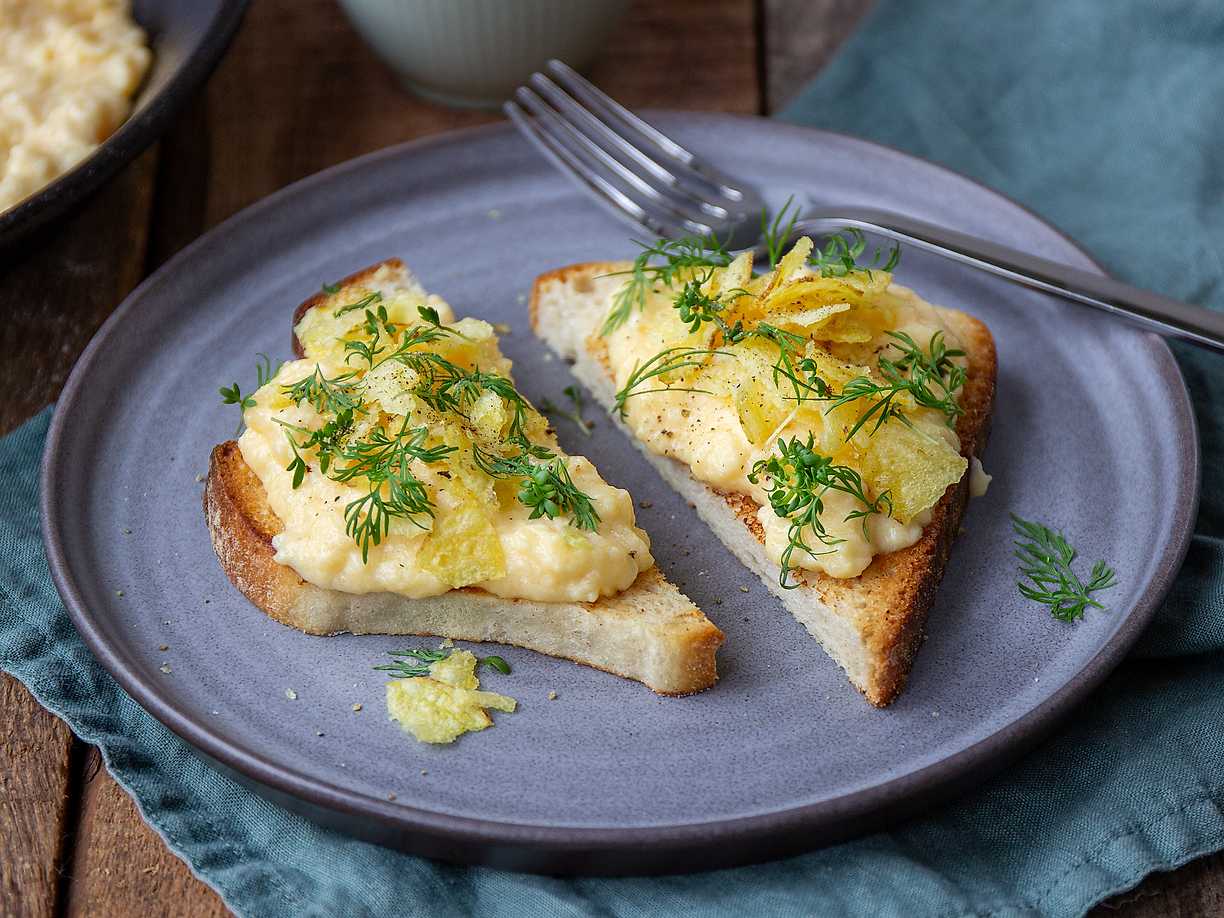 Toast med krämigaste äggröran och krossade chips