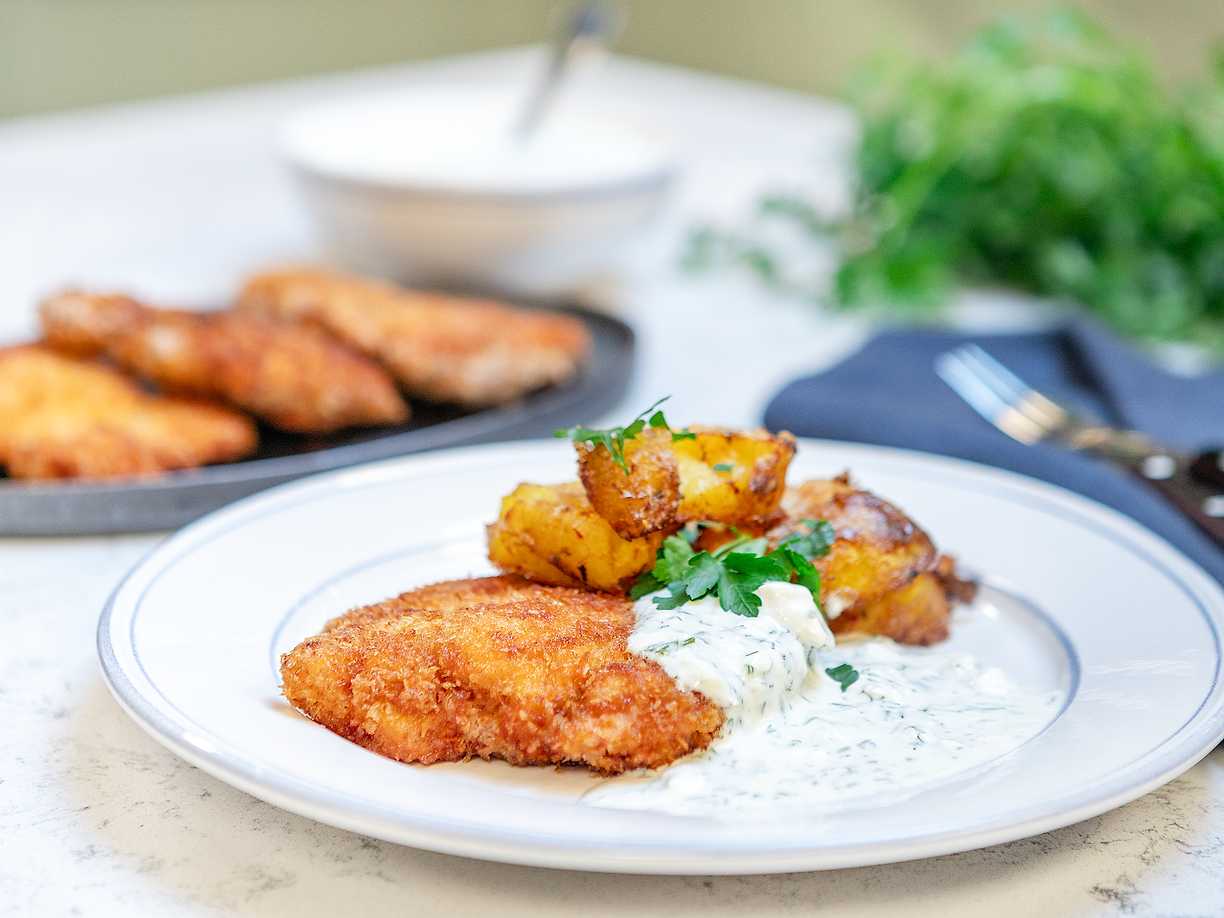 Frasig kyckling med fetaostyoghurt och parmesanpotatis