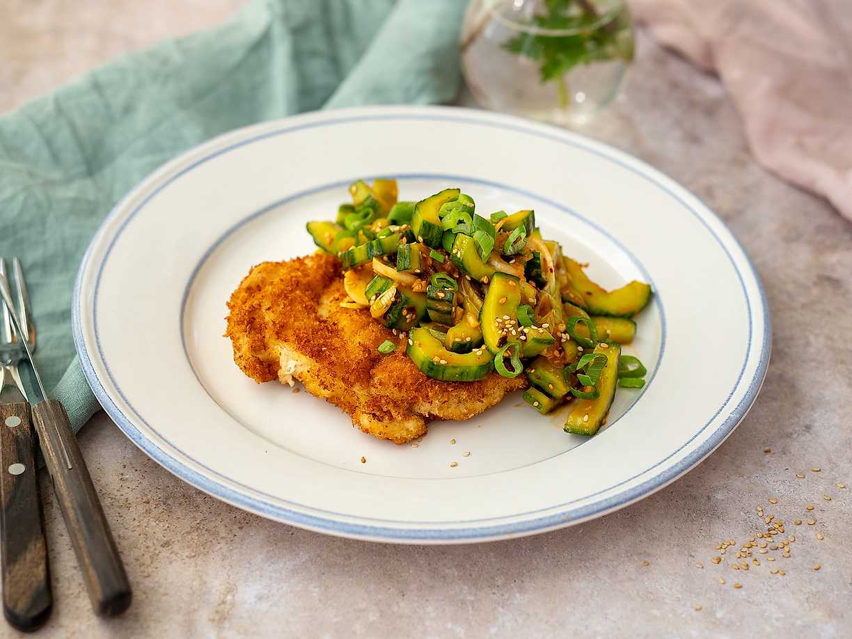 Frasig schnitzel med asiatisk gurksallad