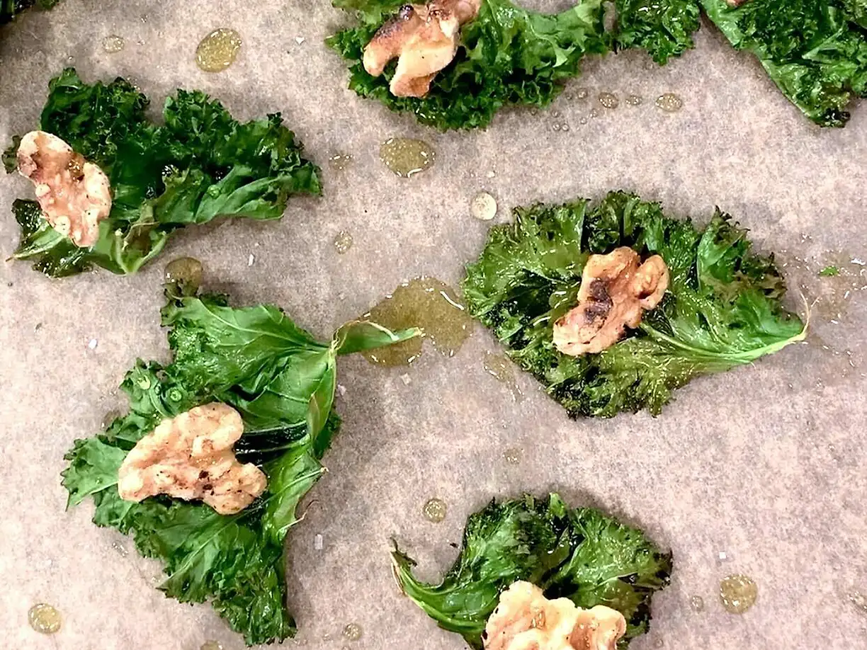 Frasiga grönkålschips med rostade valnötter