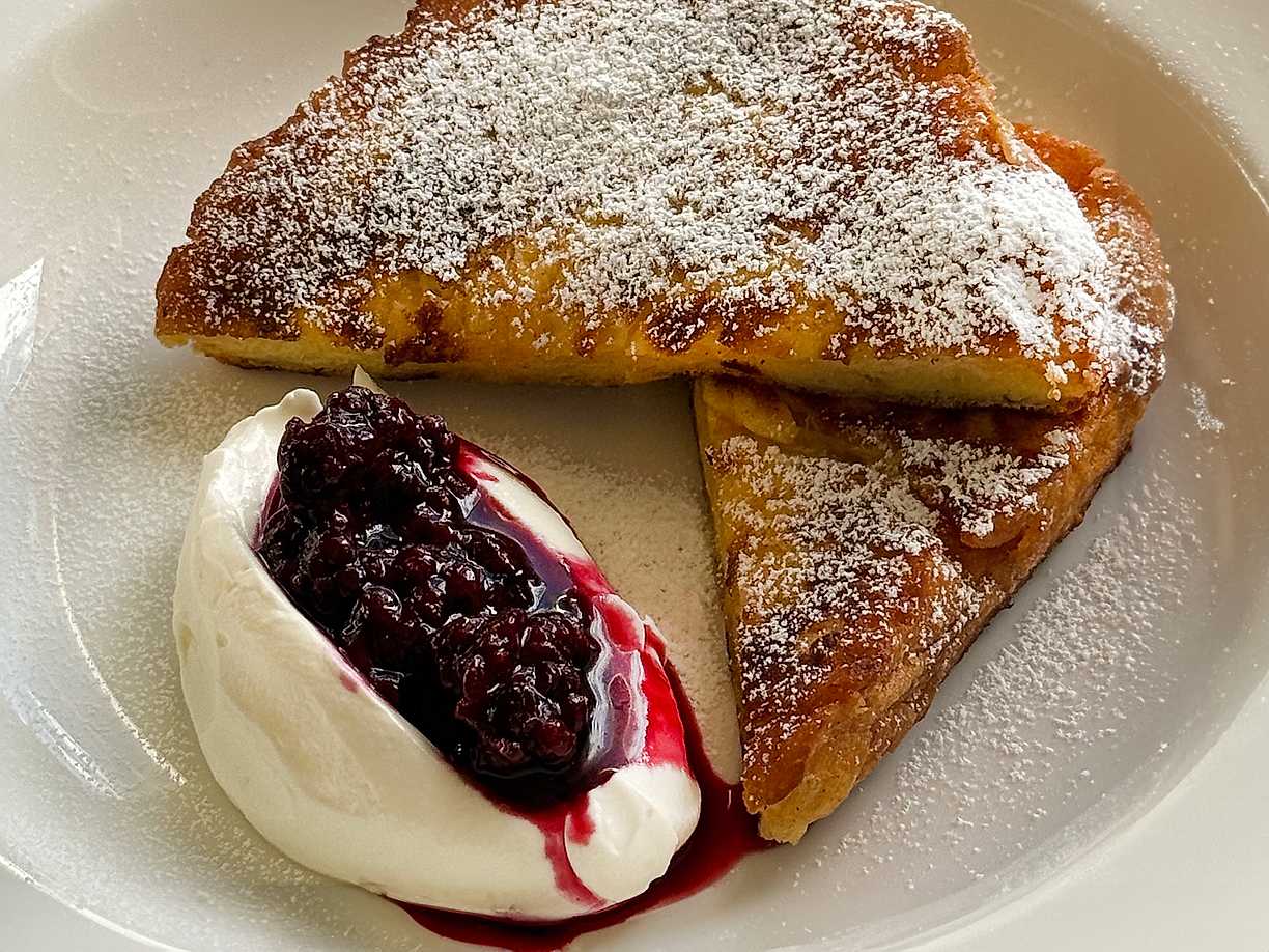 French toast med mascarponegräddde och björnbärskompott