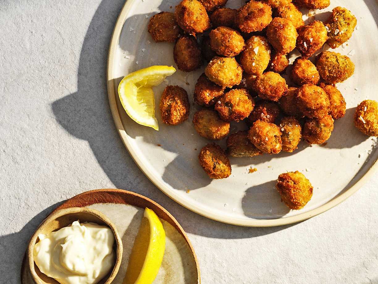 Friterade fyllda oliver med snabb-aioli