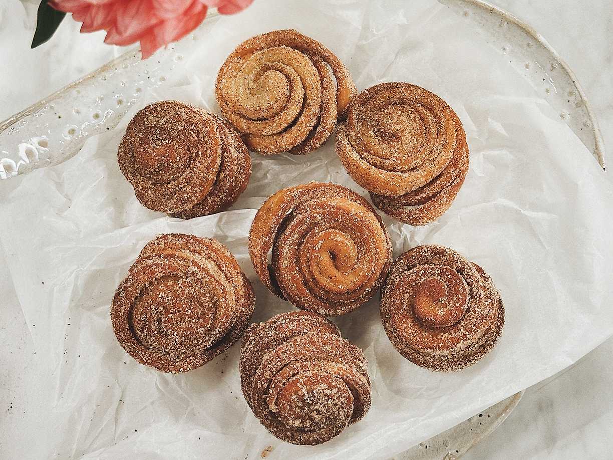 Friterade kanelbullar med kardemummagrädde
